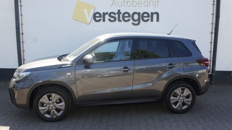 Grijs Gebruikt 2024 Suzuki Vitara SUV | € 26.450 (Eerlijke prijs) - Afbeelding 1/4