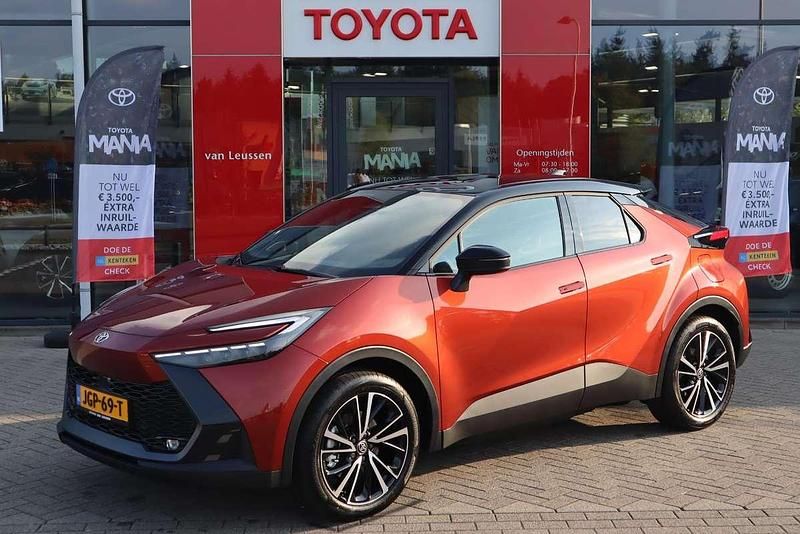 Bruin Nieuw 2025 Toyota C-HR Executive SUV | € 45.900 (Duur) - Afbeelding 1/4
