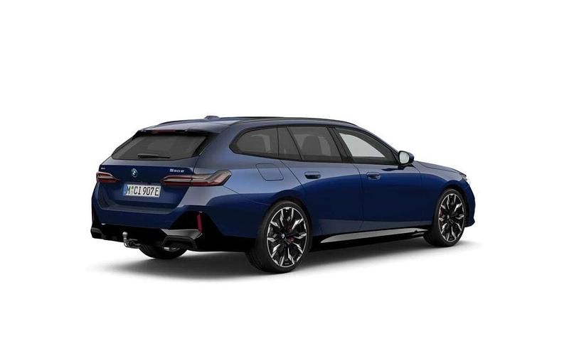 Nieuw BMW 550e M Sport 489 PK (359 kW) 2025 Blauw Stationwagen