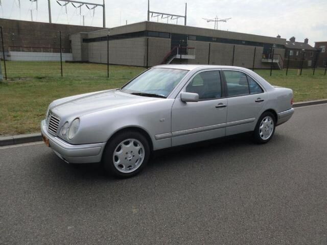 Grijs, metallic lak Gebruikt 1996 Mercedes E280 Elegance Sedan | € 9.995 - Afbeelding 1/4