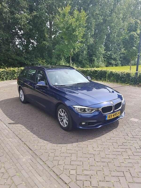 Blauw Gebruikt 2018 BMW 318 Executive Stationwagen | € 15.000 (Iets duurder) - Afbeelding 1/4