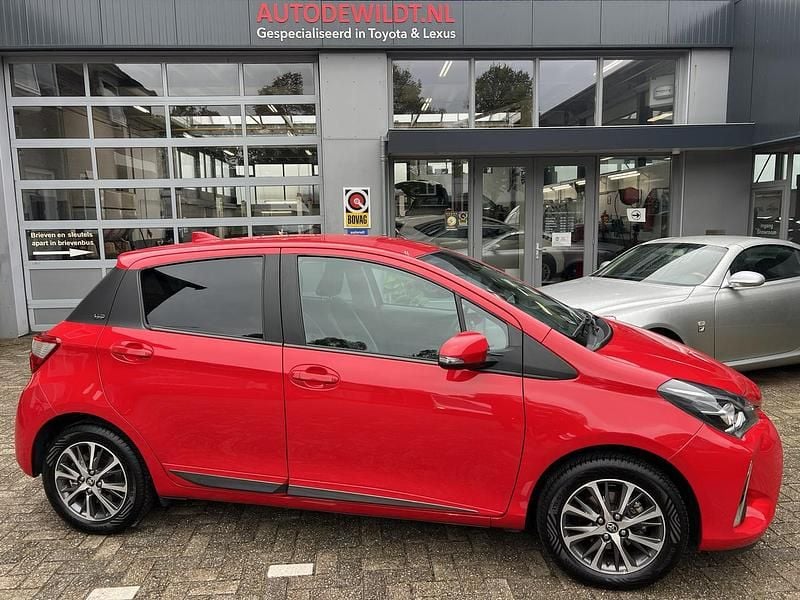 Rood Gebruikt 2020 Toyota Yaris Hatchback | € 17.950 (Eerlijke prijs) - Afbeelding 1/4