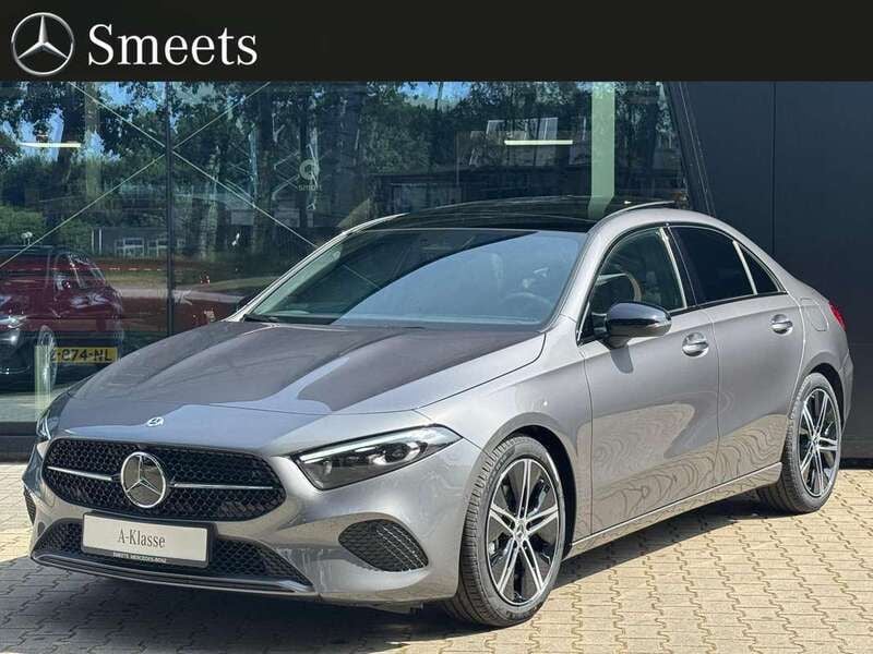 Grijs Nieuw 2025 Mercedes A180 Luxury Sedan | € 43.950 (Eerlijke prijs) - Afbeelding 1/4