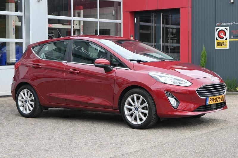 Rood Gebruikt 2017 Ford Fiesta Titanium Hatchback | € 11.400 (Eerlijke prijs) - Afbeelding 1/4