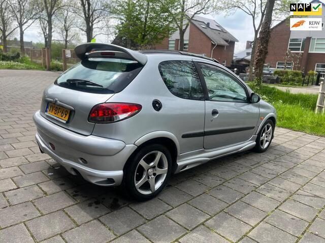 Grijs Gebruikt 1999 Peugeot 206 Hatchback | € 750 (Eerlijke prijs) - Afbeelding 1/4