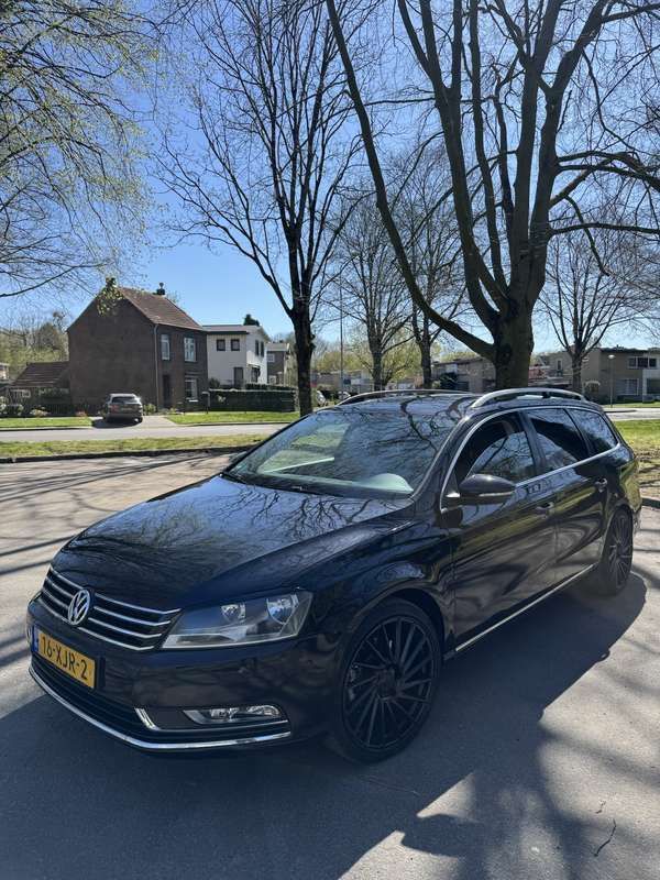 Zwart Gebruikt 2012 VW Passat Stationwagen | € 6.500 (Eerlijke prijs) - Afbeelding 1/4