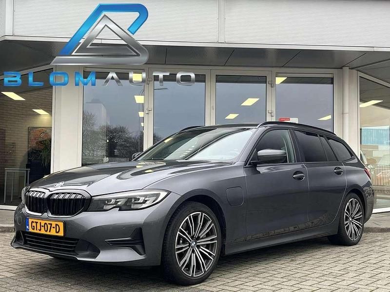 Grijs (metallic) Gebruikt 2020 BMW 330e M Sport Stationwagen | € 23.400 (Goede deal) - Afbeelding 1/4