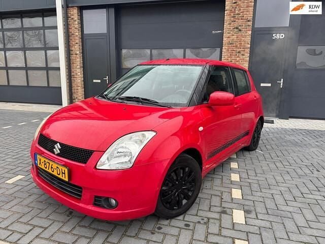 Rood Gebruikt 2005 Suzuki Swift Hatchback | € 2.950 (Eerlijke prijs) - Afbeelding 1/4
