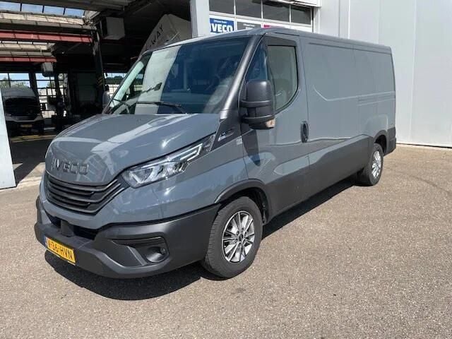 Grijs Gebruikt 2024 Iveco Daily Van | € 39.950 (Duur) - Afbeelding 1/4