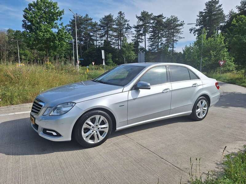 Zilver Gebruikt 2009 Mercedes E350 Avantgarde Sedan | € 14.750 (Eerlijke prijs) - Afbeelding 1/4