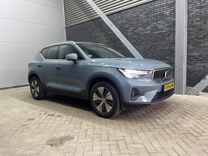 Grijs Gebruikt 2022 Volvo XC40 Plus SUV | € 34.800 (Goede deal) - Afbeelding 1/1