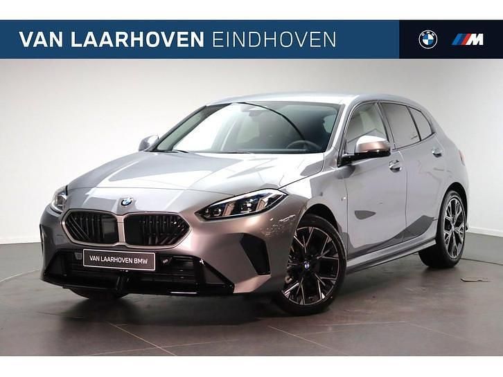 Skyscraper grey Nieuw 2025 BMW 120 M Sport Hatchback | € 47.427 (Super prijs) - Afbeelding 1/4