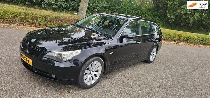 Zwart Gebruikt 2006 BMW 523 Stationwagen | € 1.999 (Goede deal) - Afbeelding 1/4