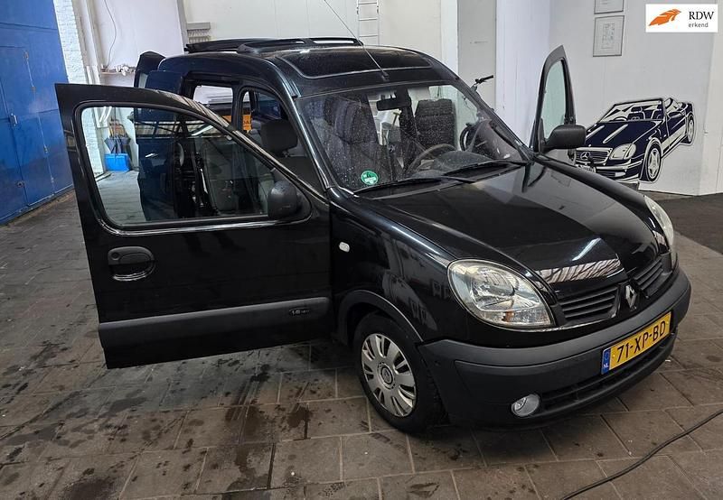 Zwart (metallic) Occasion 2007 Renault Kangoo Expression MPV | € 1.599 (Super prijs) - Afbeelding 1/4