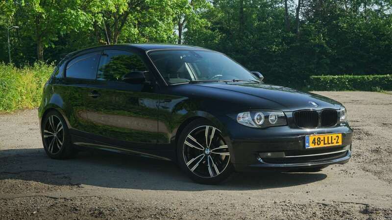 Zwart Gebruikt 2010 BMW 118 Hatchback | € 4.500 (Eerlijke prijs) - Afbeelding 1/4