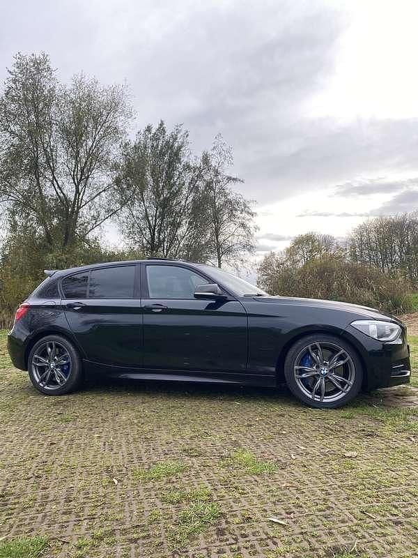 Zwart Gebruikt 2014 BMW M135 Executive Hatchback | € 19.450 (Eerlijke prijs) - Afbeelding 1/4