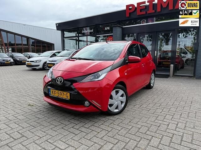 Rood Occasion 2016 Toyota Aygo X-wave Hatchback | € 9.299 (Eerlijke prijs) - Afbeelding 1/4