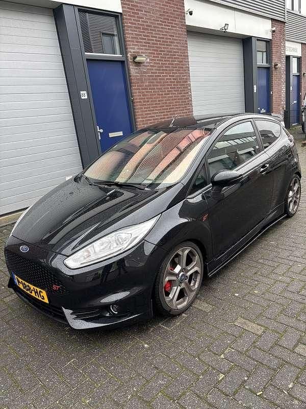 Zwart Gebruikt 2017 Ford Fiesta ST Hatchback | € 14.000 (Eerlijke prijs) - Afbeelding 1/4