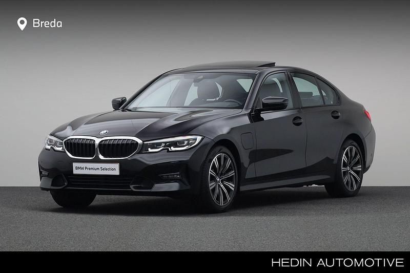 Zwart Gebruikt 2021 BMW 330e M Sport Sedan | € 32.880 (Eerlijke prijs) - Afbeelding 1/4