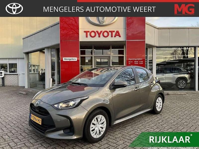 Groen Gebruikt 2022 Toyota Yaris Hybrid Active Hatchback | € 19.945 (Goede deal) - Afbeelding 1/4