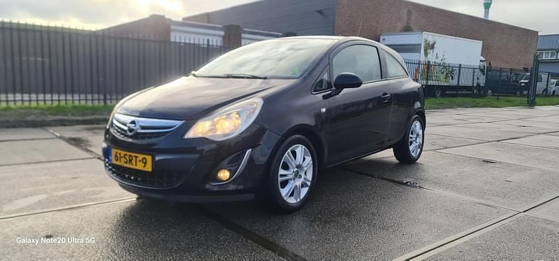 Zwart (metallic) Occasion 2011 Opel Corsa Selection Hatchback | € 2.299 (Goede deal) - Afbeelding 1/4