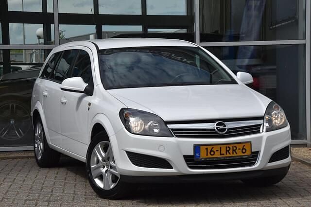 Wit Gebruikt 2010 Opel Astra Edition Stationwagen | € 1.645 (Goede deal) - Afbeelding 1/4