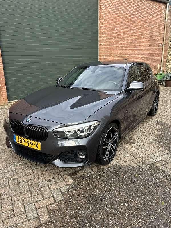 Grijs Gebruikt 2019 BMW 118 Hatchback | € 16.900 (Eerlijke prijs) - Afbeelding 1/4