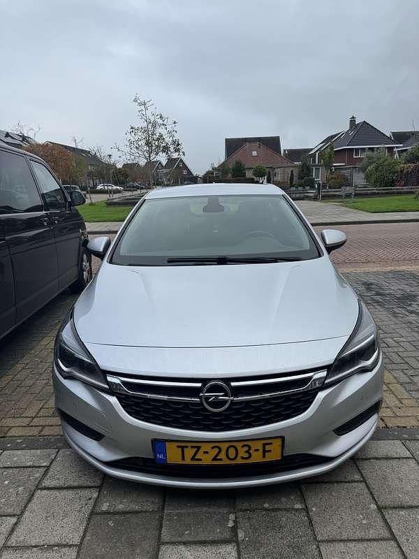 Zilver Occasion 2018 Opel Astra Edition Hatchback | € 9.500 (Eerlijke prijs) - Afbeelding 1/4
