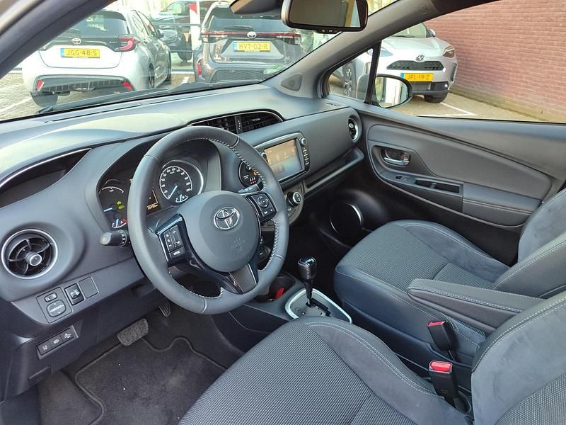 Occasion Toyota Yaris Executive 99 PK (72 kW) 2018 Grijs Hatchback