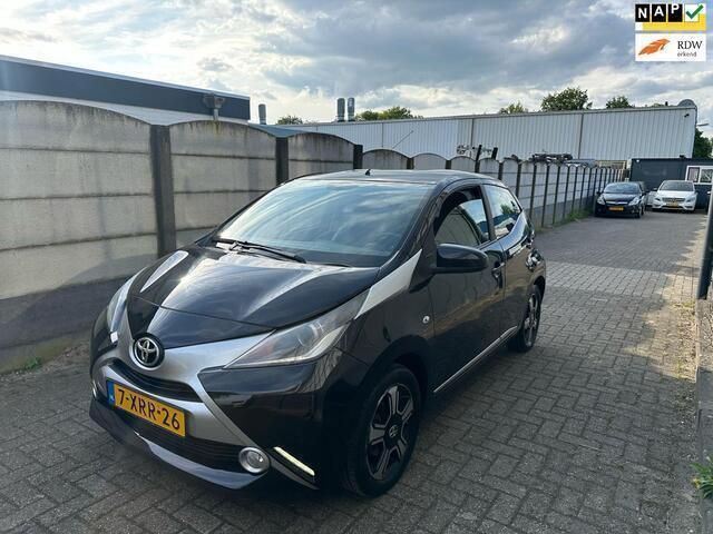 Zwart Gebruikt 2014 Toyota Aygo X-clusiv Hatchback | € 6.399 (Iets duurder) - Afbeelding 1/4
