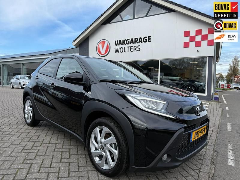 Zwart Gebruikt 2025 Toyota Aygo X SUV | € 22.950 - Afbeelding 1/4