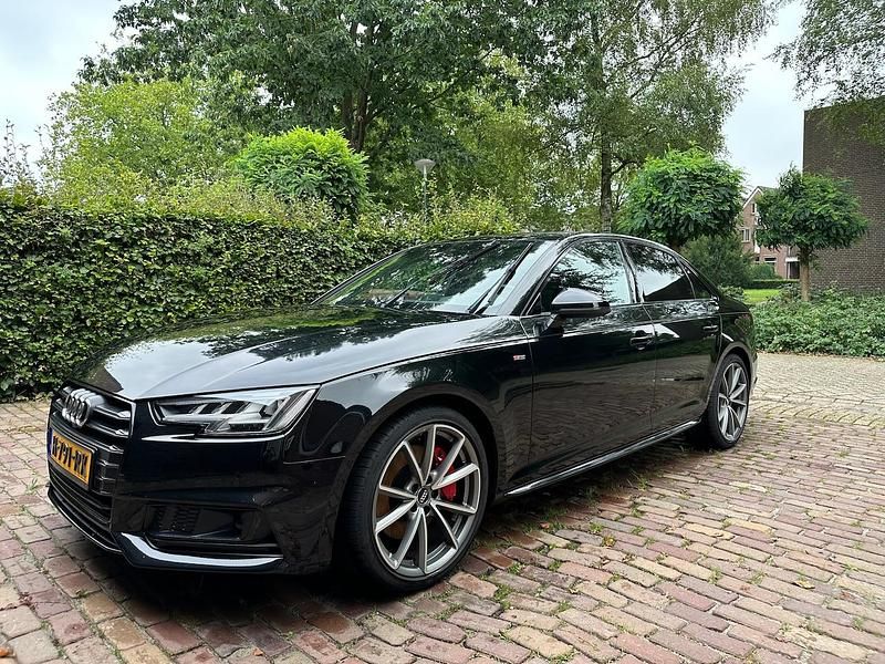 Zwart (metallic) Occasion 2018 Audi A4 S-Line Sedan | € 29.850 (Goede deal) - Afbeelding 1/4