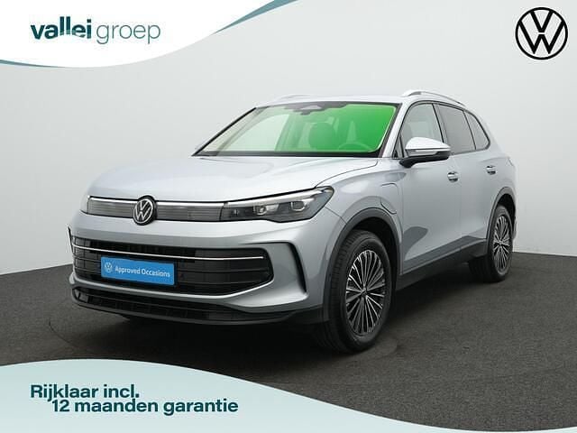 Grijs (metallic) Occasion 2025 VW Tiguan Life SUV | € 45.400 (Goede deal) - Afbeelding 1/4