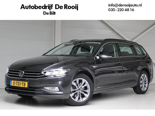 Grijs Gebruikt 2023 VW Passat Business Stationwagen | € 28.500 (Goede deal) - Afbeelding 1/4