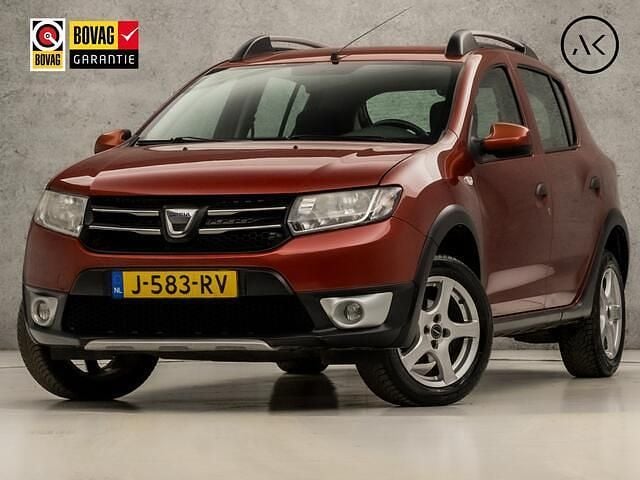 Rood (metallic) Occasion 2013 Dacia Sandero Lauréate Hatchback | € 3.945 (Eerlijke prijs) - Afbeelding 1/4