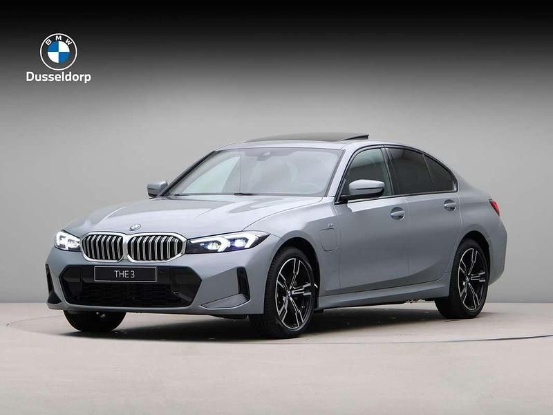 Grijs Nieuw 2025 BMW 330e M Sport Sedan | € 66.273 (Goede deal) - Afbeelding 1/4