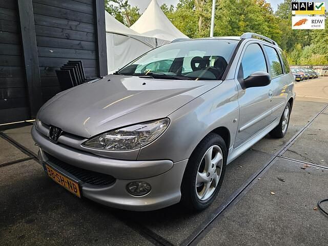 Grijs Gebruikt 2006 Peugeot 206 Stationwagen | € 1.499 (Eerlijke prijs) - Afbeelding 1/4