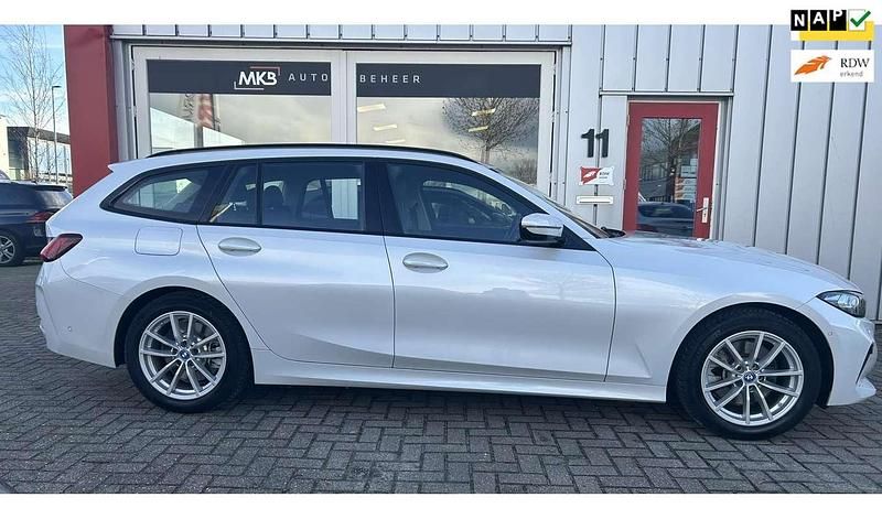 Wit Occasion 2023 BMW 320e Stationwagen | € 31.950 (Eerlijke prijs) - Afbeelding 1/4