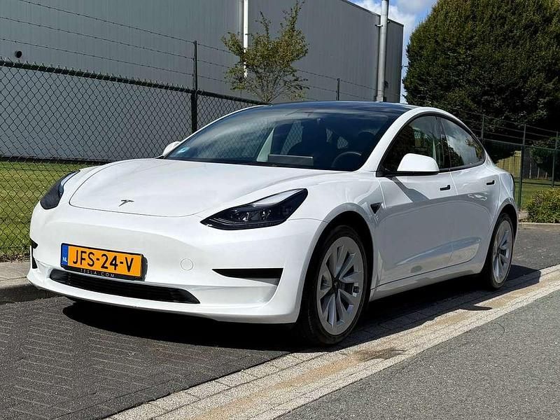 Wit Gebruikt 2023 Tesla Model 3 Standard Range Sedan | € 30.995 - Afbeelding 1/4