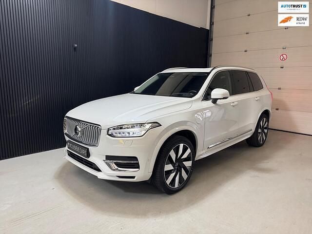 Wit (metallic) Occasion 2024 Volvo XC90 Plus SUV | € 57.950 - Afbeelding 1/4