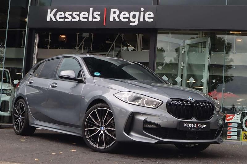 Grijs Gebruikt 2023 BMW 120 M Sport Hatchback | € 35.950 (Eerlijke prijs) - Afbeelding 1/4