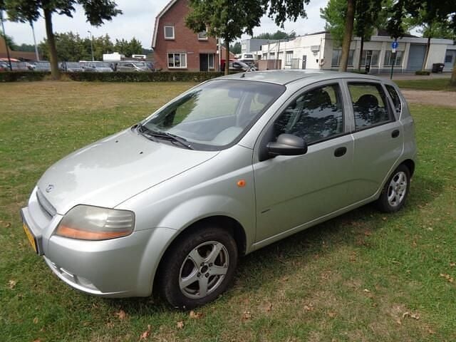 Grijs, metallic lak Gebruikt 2004 Chevrolet Kalos Sedan | € 648 (Goede deal) - Afbeelding 1/4