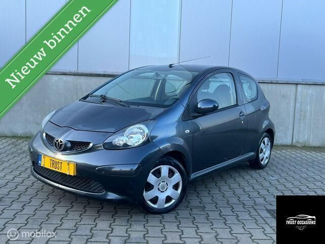 Occasion Toyota Aygo 68 PK (50 kW) 2006 Grijs Hatchback