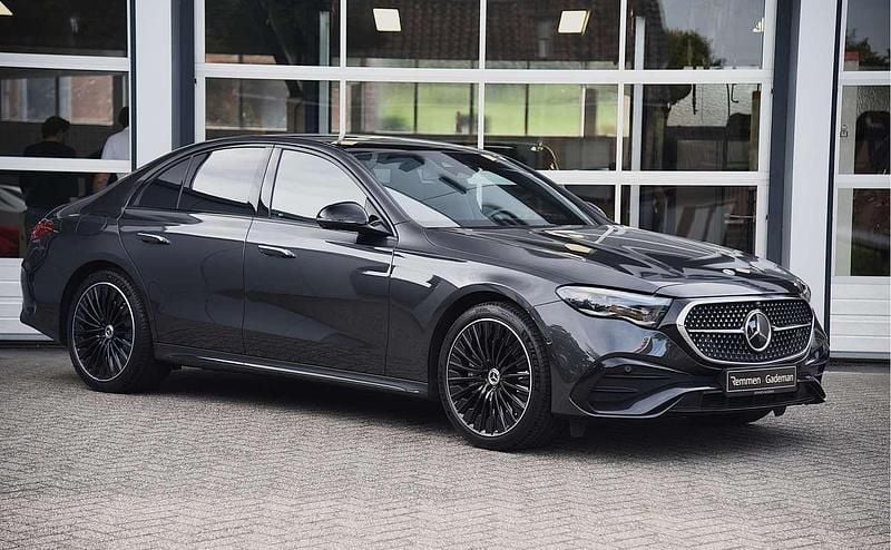 , metallic lak Gebruikt 2024 Mercedes E300 AMG line Sedan | € 79.850 - Afbeelding 1/4