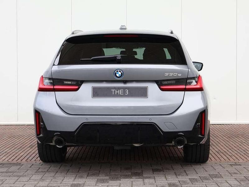 Nieuw BMW 330e Comfort Edition 292 PK (214 kW) 2025 Grijs (metallic) Stationwagen