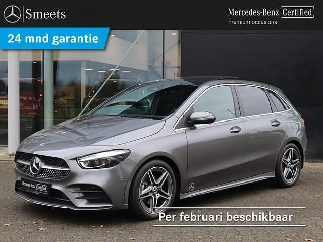 Grijs Gebruikt 2025 Mercedes B180 AMG line MPV | € 51.888 - Afbeelding 1/4