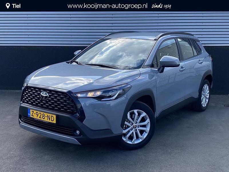 Manhattan grey metallic (grijs metallic) Gebruikt 2024 Toyota Corolla Cross Active SUV | € 33.699 (Goede deal) - Afbeelding 1/4