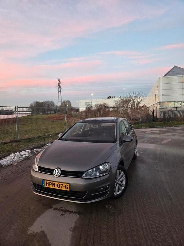 Grijs Occasion 2016 VW Golf VII Hatchback | € 12.390 (Eerlijke prijs) - Afbeelding 1/4