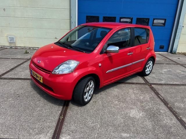 Rood Gebruikt 2007 Daihatsu Sirion Hatchback | € 1.250 (Goede deal) - Afbeelding 1/4
