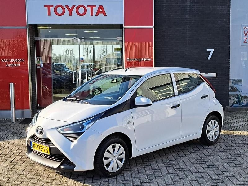 Wit Occasion 2022 Toyota Aygo X SUV | € 11.840 (Super prijs) - Afbeelding 1/4